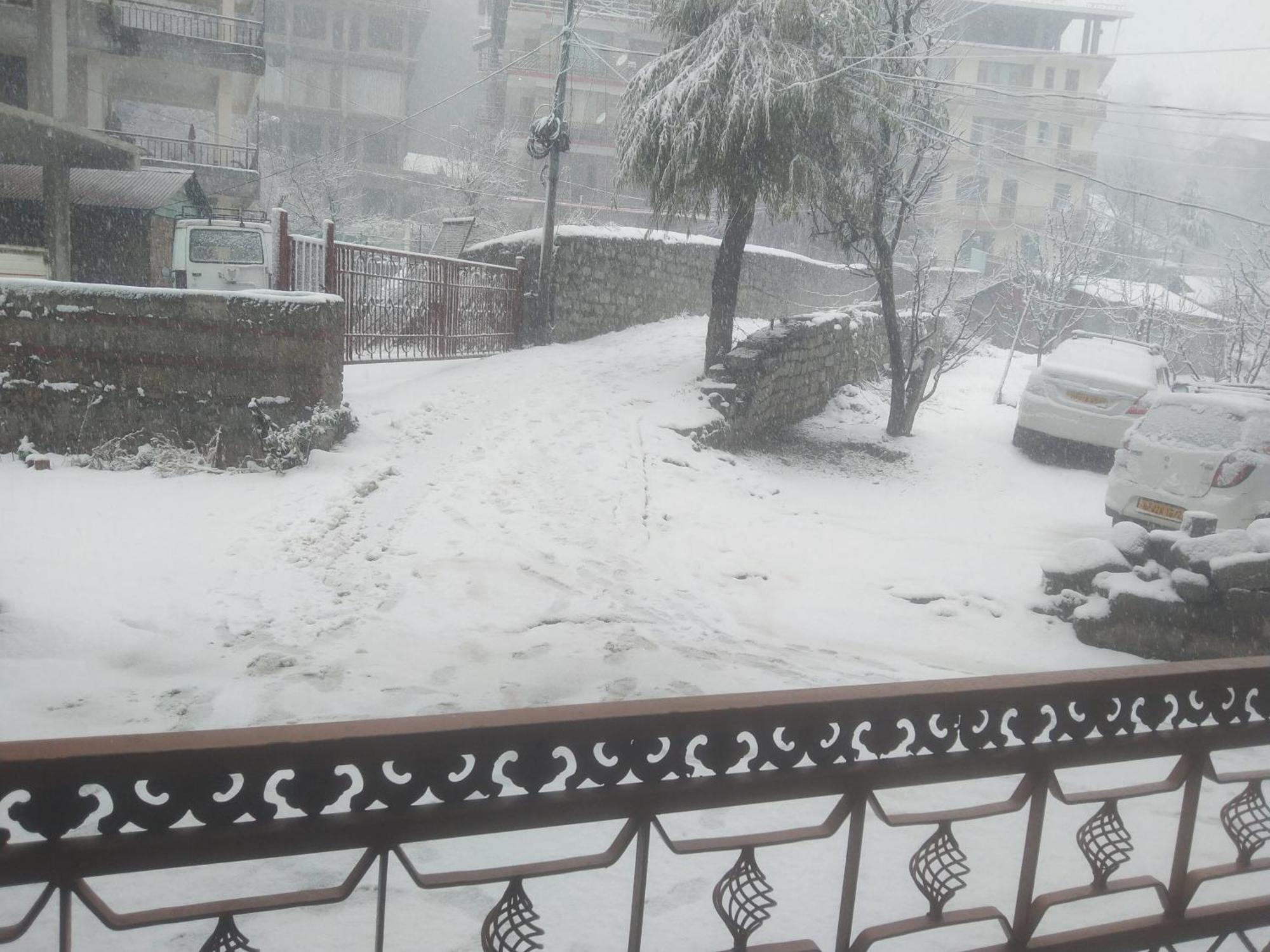 Hotel Hadimba Regency ! Free 4 Wheeler Parking ! Mountain View Rooms ! Near Mall Road Manali 外观 照片